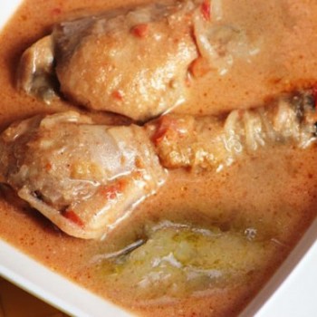 Sauce arachide au poulet pondeuse congelé et feuilles de dâ (4pers.)